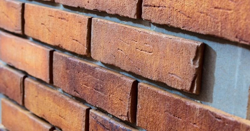 Verlijmen van steenstrips op werf met MaxPro lijmsysteem en technische begeleiding